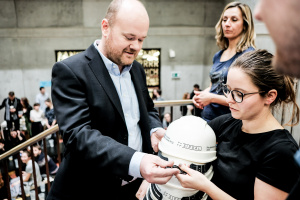 Sipral a soutenu la production de casques de protection en souvenir pour les nouveaux diplômés de la faculté d'architecture ČVUT - 3
