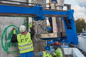 Nous avons vu la production et l’installation du relief d’art placé sur les puits d’extraction et d’arération du tunnel Blanka - 2