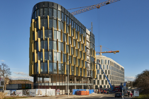 Image: Vertical facing elements brighten up the façade of AFI Vokovice