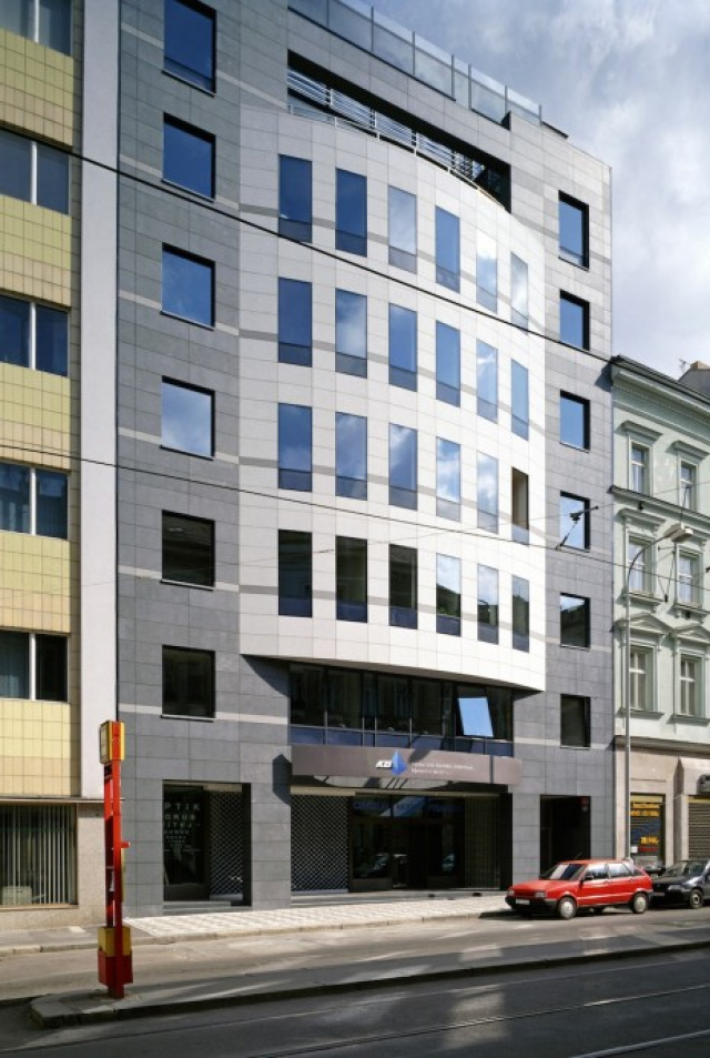 KB bank, Modrá pyramida