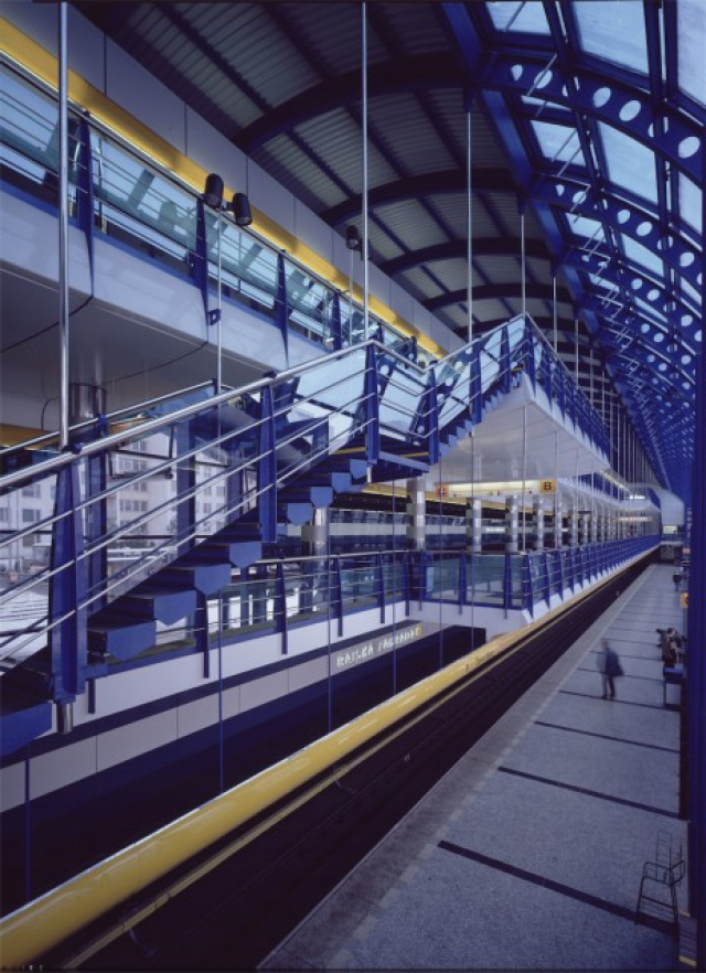 Rajská zahrada metro station