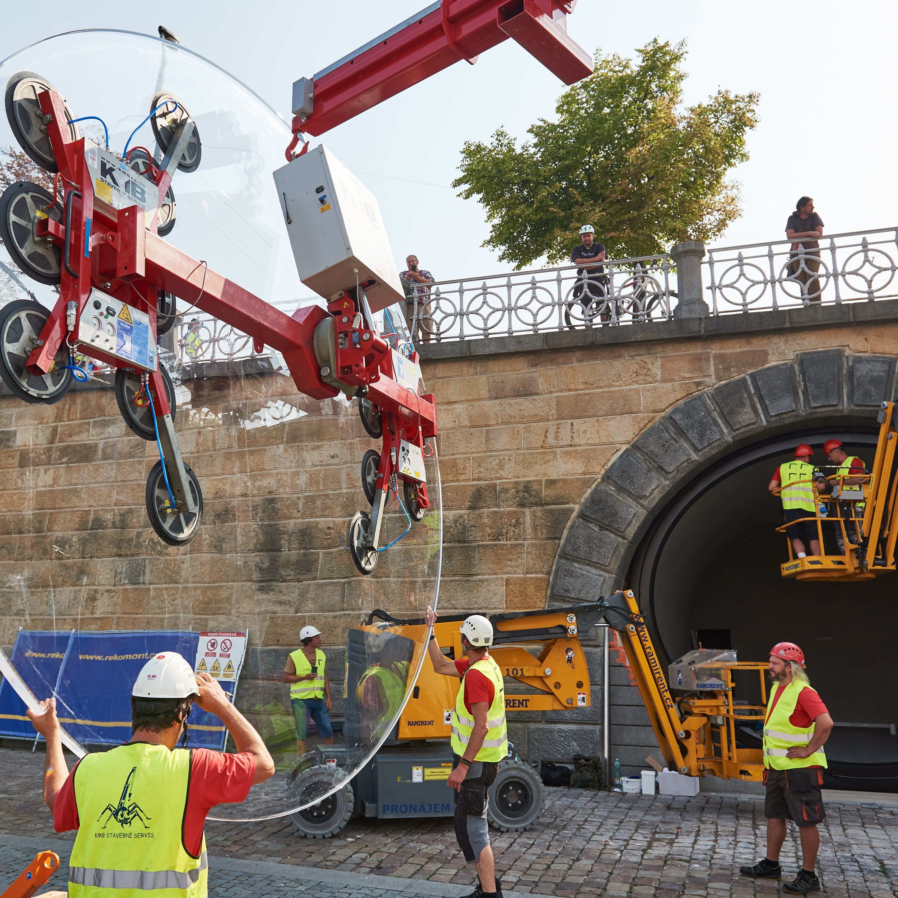 Sipral installe six cellules vitrées quai de Rašín, sur la rive droite de fleuve Vltava