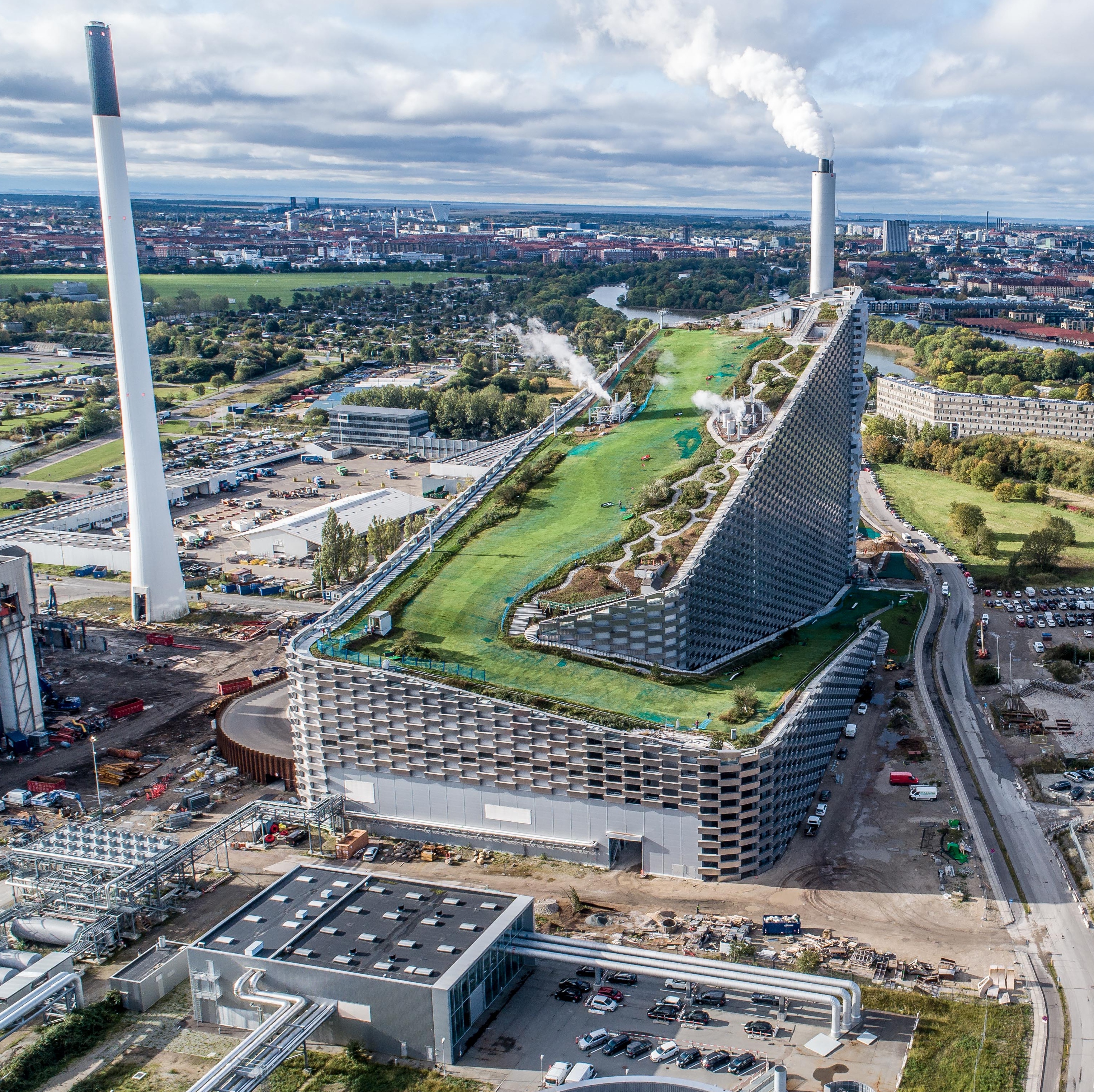 Le studio d'architecture BIG a présenté le film Making et Mountain sur l'incinérateur Amager Bakke de Copenhague